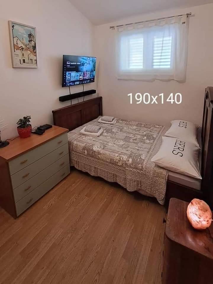 Villa Kuca Za Odmor Leptiric Pisak Exterior foto